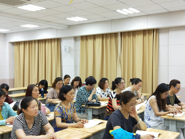 42人争27名额!申花新帅拄着拐杖带队训练,有点心酸-华体会体育hth官方网站(图4) 华体会体育hth官方网站